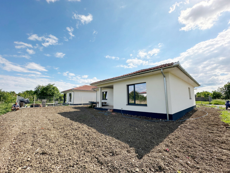 Casa individuala, 4 camere, teren 470mp, toate utilitatile, Sanmihaiu Roman