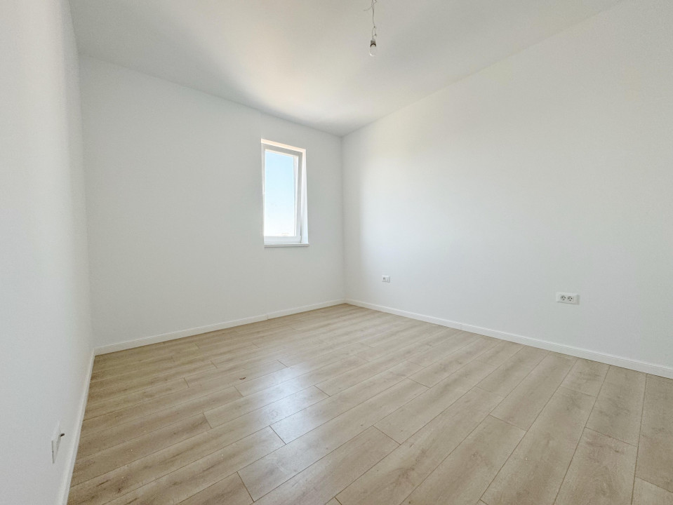 Penthouse 3 camere, decomandat, 89.7 mp utili, toate utilitatile, zona Aradului