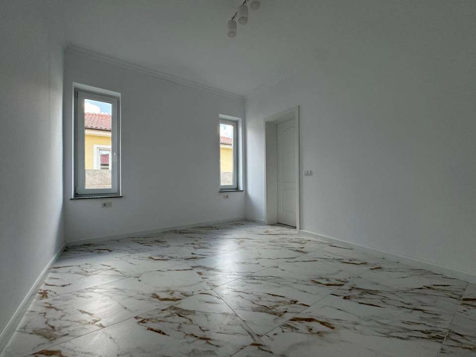 Duplex pe parter cu 3 camere, 105mp utili, teren 445mp