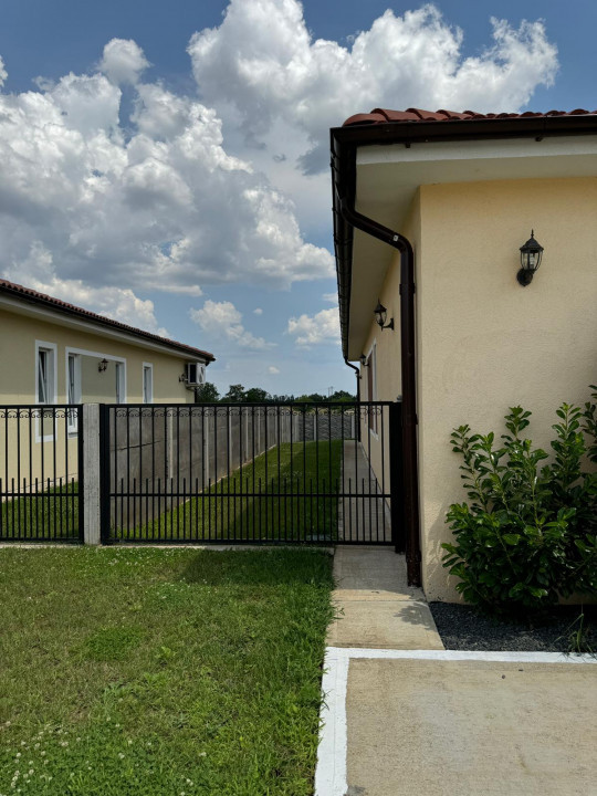 Duplex pe parter cu 3 camere, 105mp utili, teren 445mp